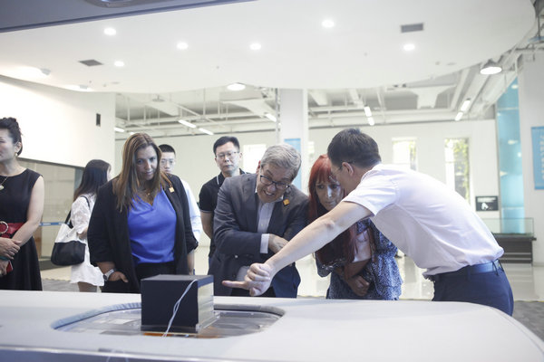 葡萄牙副議長(zhǎng)若熱.拉康之海扶行